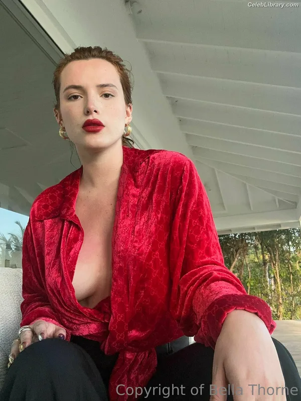 Bella Thorne photo 21 of 3680