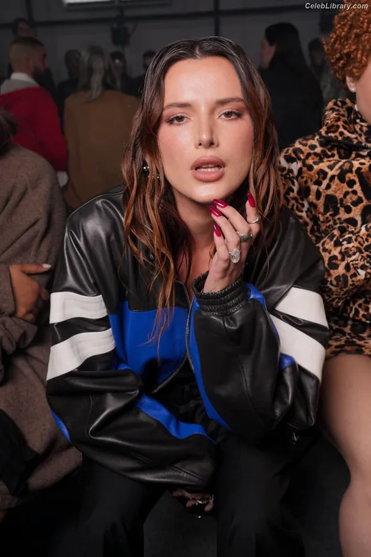 Bella Thorne photo 11 of 3680