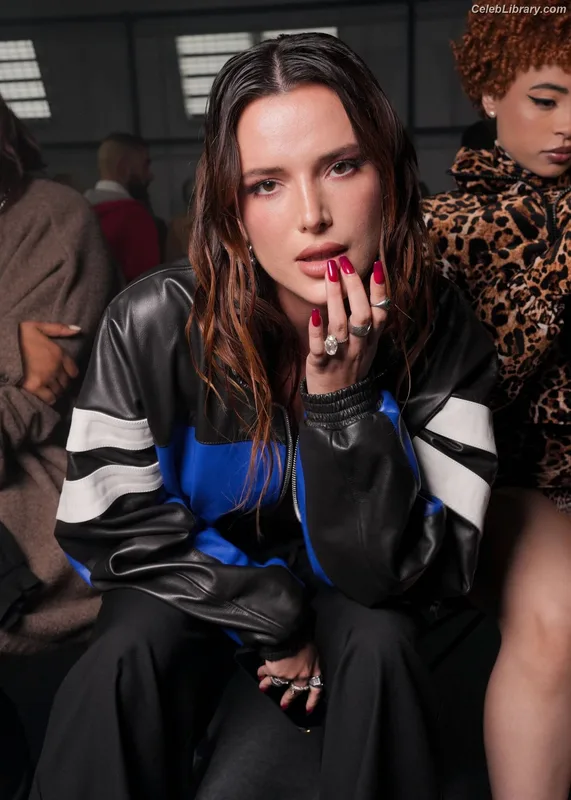Bella Thorne photo 12 of 3680