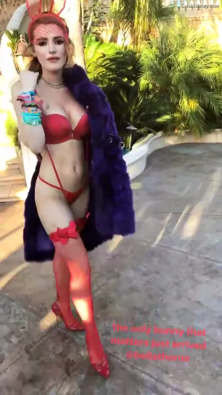 Bella Thorne photo 1 of 3680