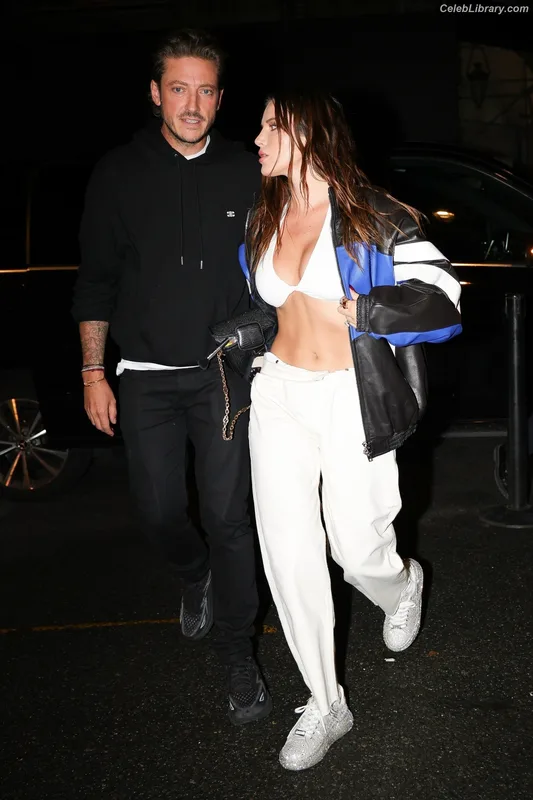 Bella Thorne photo 3 of 3680