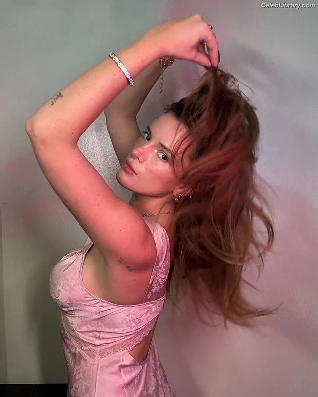 Bella Thorne photo 7 of 3680