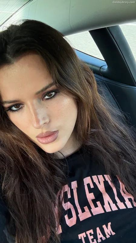 Bella Thorne photo 13 of 3680