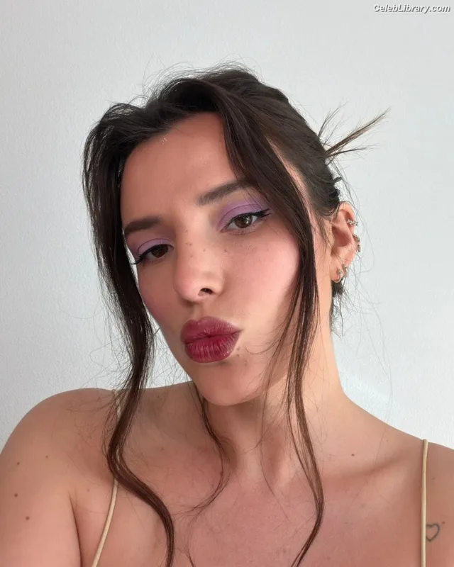 Bella Thorne photo 20 of 3680