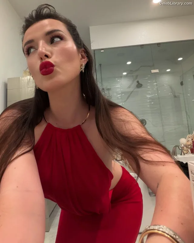 Bella Thorne photo 22 of 3680