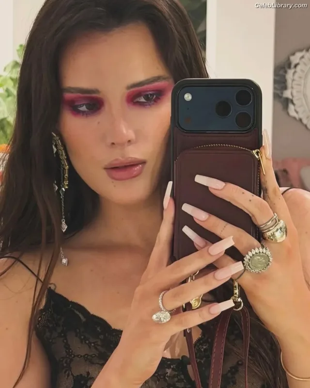 Bella Thorne photo 3 of 3680