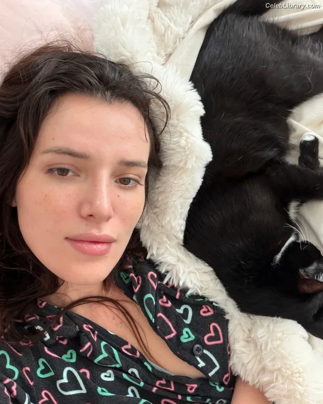 Bella Thorne photo 17 of 3680