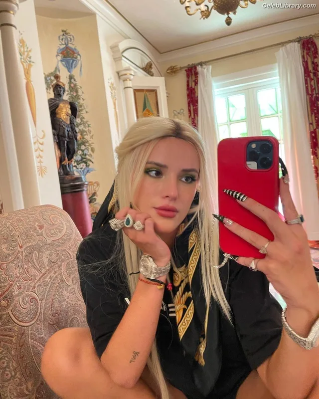 Bella Thorne photo 4 of 3680
