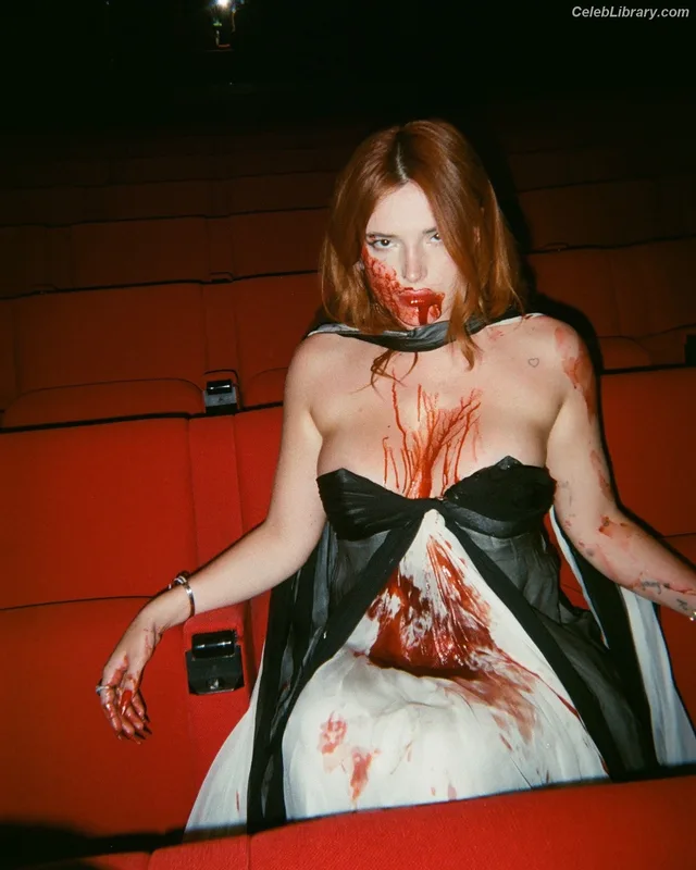 Bella Thorne photo 6 of 3680