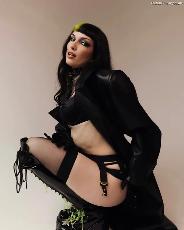 Bella Thorne photo 9 of 3680