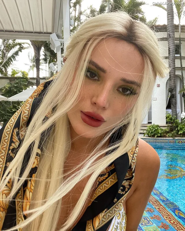 Bella Thorne photo 17 of 3680