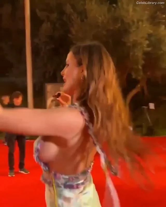Bella Thorne photo 18 of 3680