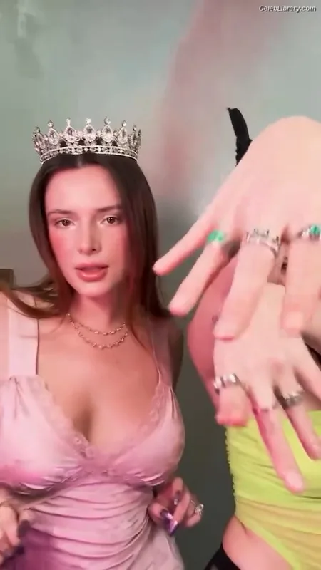 Bella Thorne photo 1 of 3680