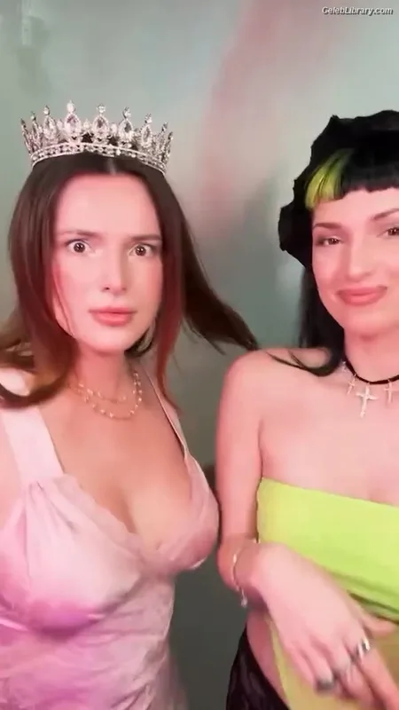 Bella Thorne photo 2 of 3680