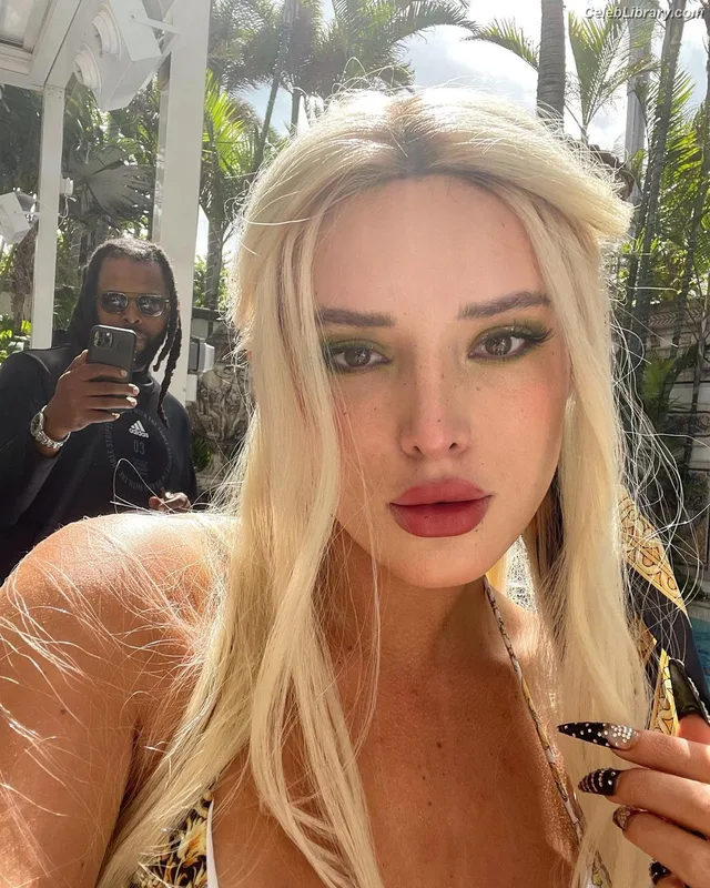 Bella Thorne photo 16 of 3680