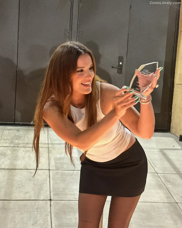 Bella Thorne photo 19 of 3680