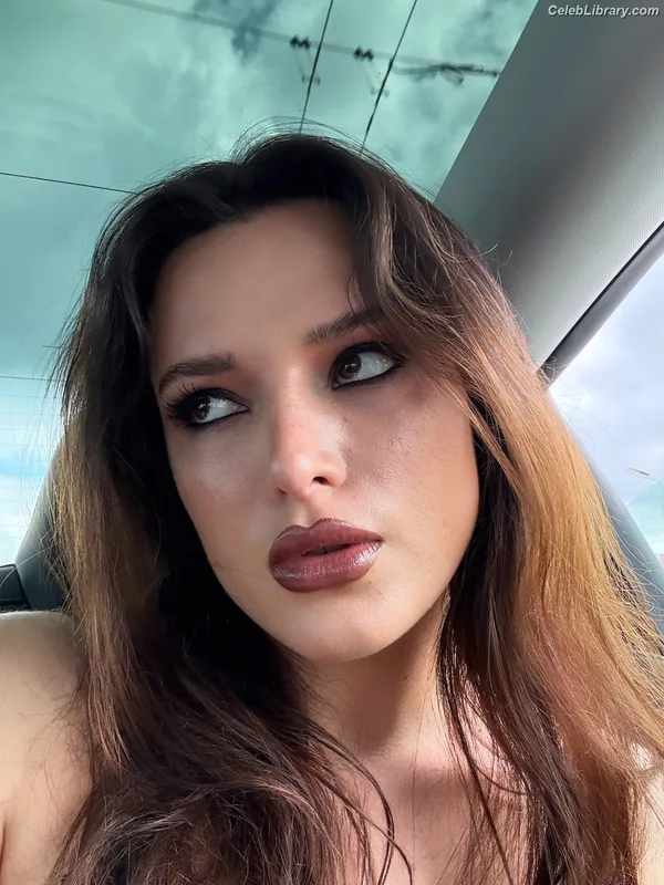 Bella Thorne photo 12 of 3680