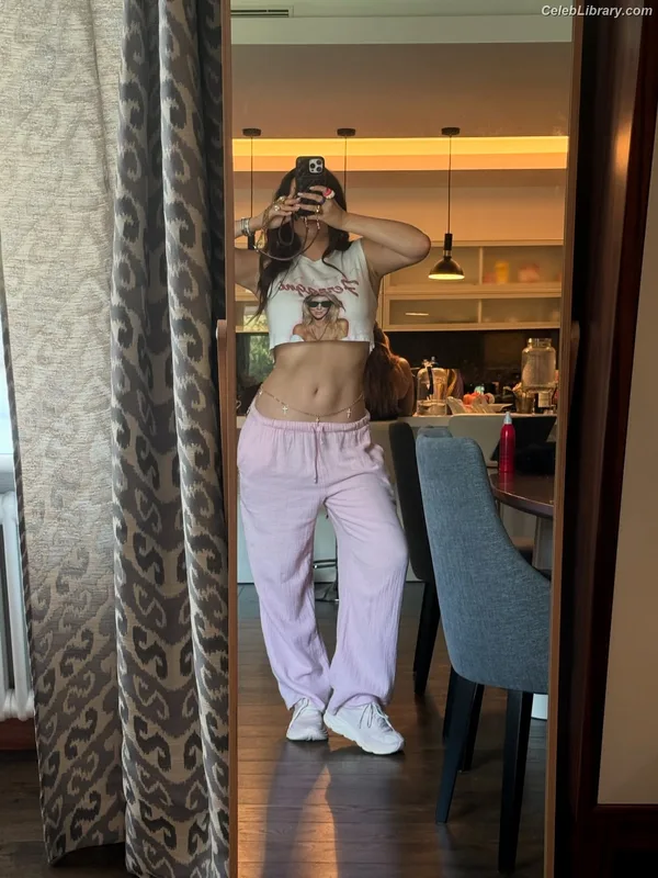Bella Thorne photo 13 of 3680
