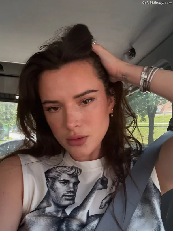 Bella Thorne photo 15 of 3680