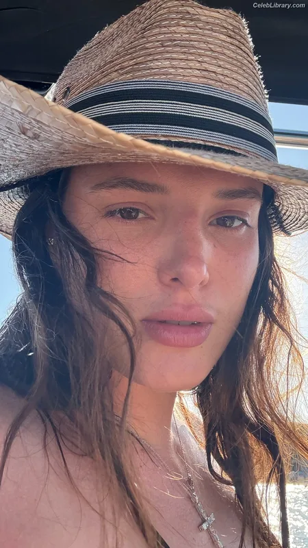 Bella Thorne photo 15 of 3680