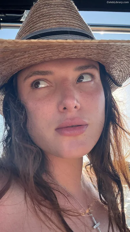 Bella Thorne photo 17 of 3680