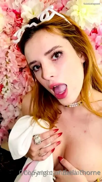 Bella Thorne photo 5 of 3680