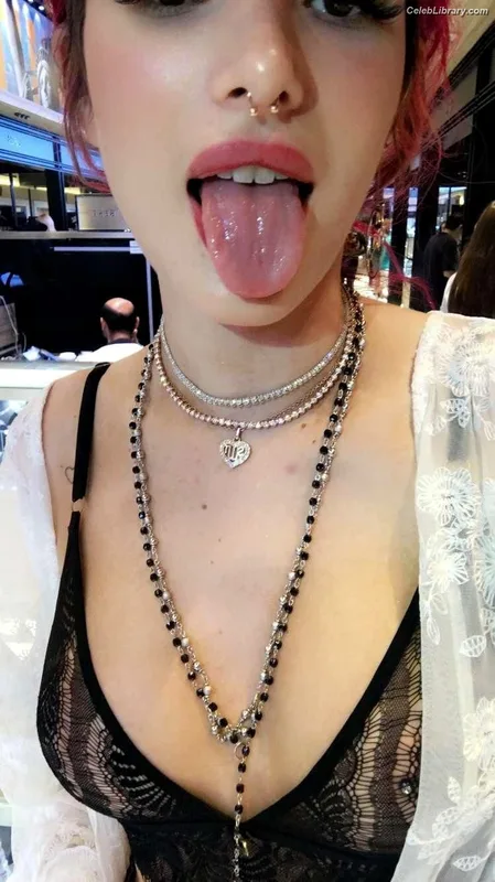 Bella Thorne photo 7 of 3680