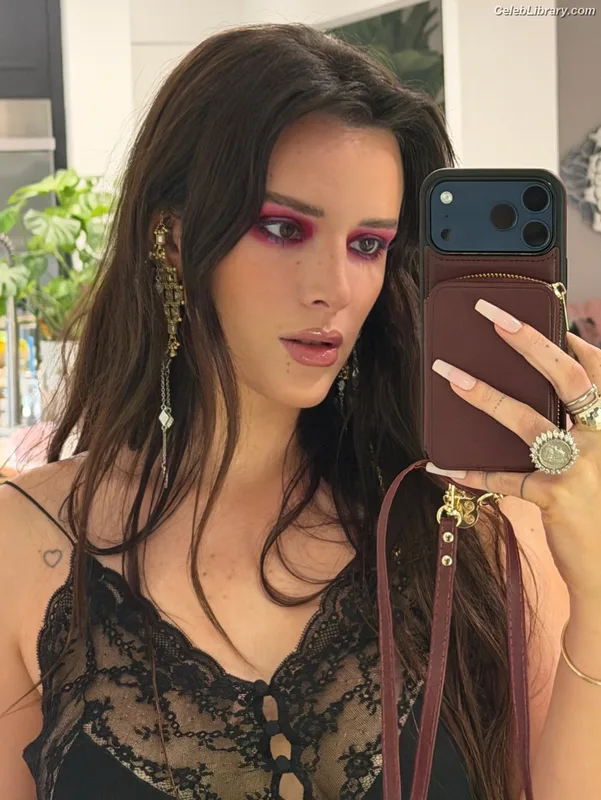 Bella Thorne photo 2 of 3680