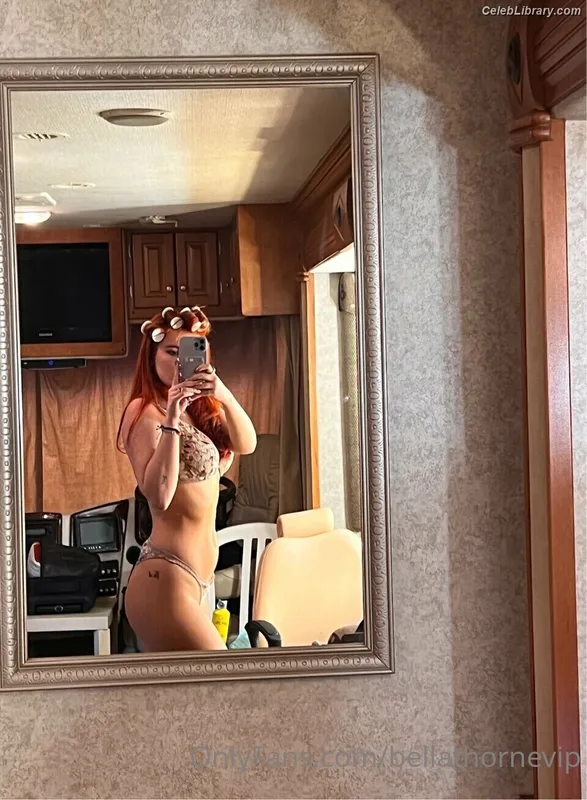 Bella Thorne photo 7 of 3680