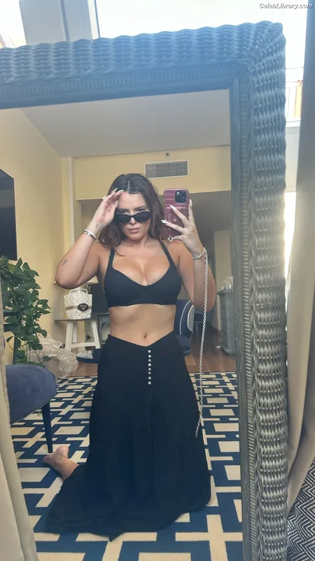 Bella Thorne photo 9 of 3680