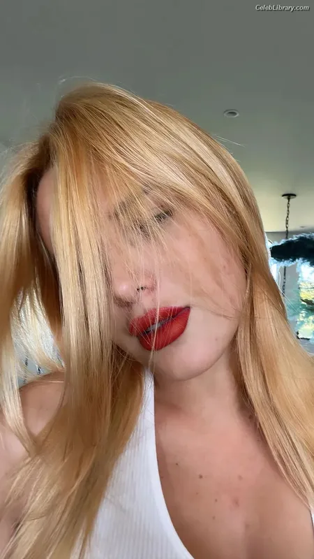 Bella Thorne photo 18 of 3680