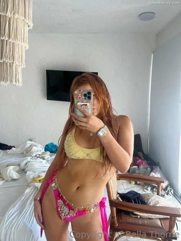 Bella Thorne photo 2 of 3680