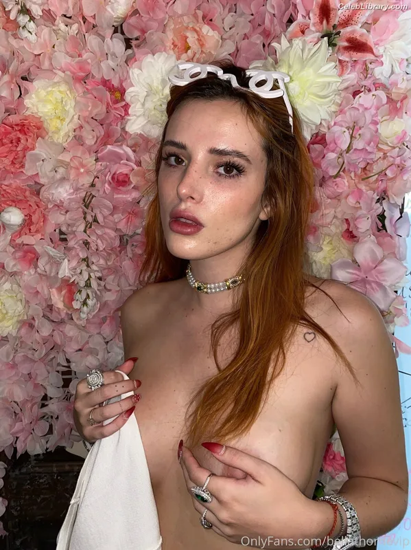 Bella Thorne photo 18 of 3680