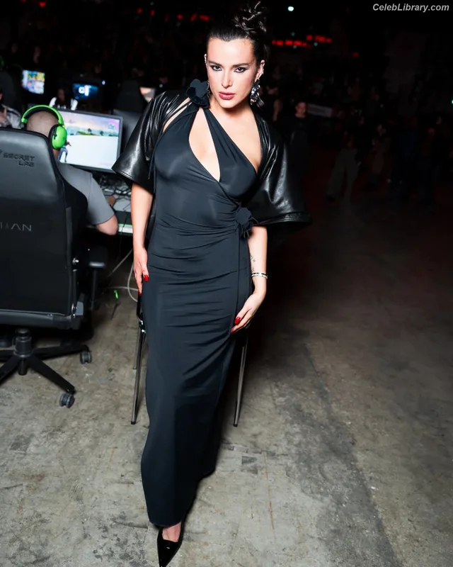 Bella Thorne photo 6 of 3680