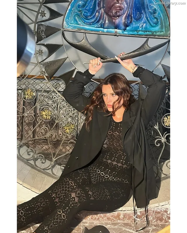 Bella Thorne photo 8 of 3680
