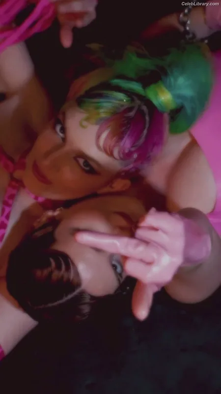 Bella Thorne photo 17 of 3680