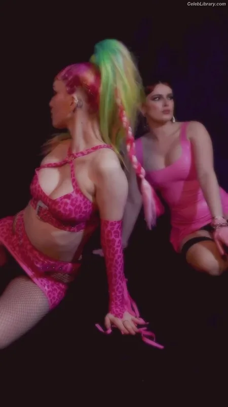 Bella Thorne photo 18 of 3680