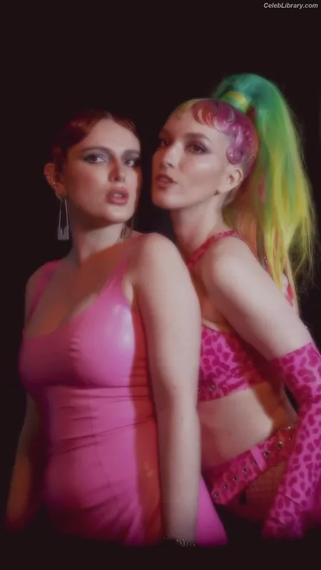 Bella Thorne photo 19 of 3680