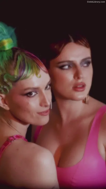 Bella Thorne photo 20 of 3680