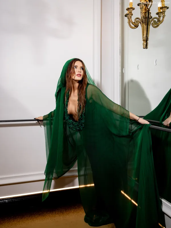 Bella Thorne photo 2 of 3680