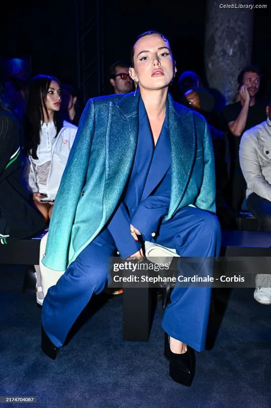 Bella Thorne photo 11 of 3680