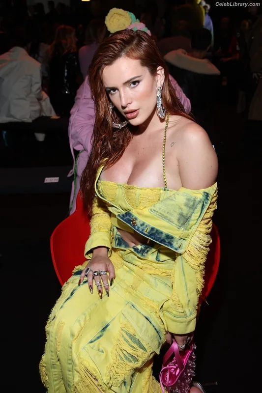 Bella Thorne photo 7 of 3680
