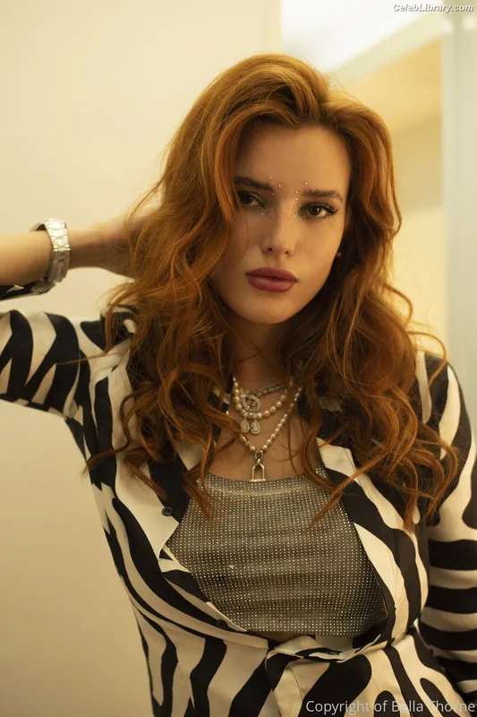 Bella Thorne photo 9 of 3680