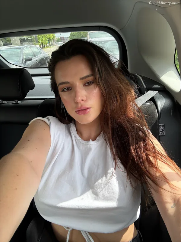 Bella Thorne photo 10 of 3680