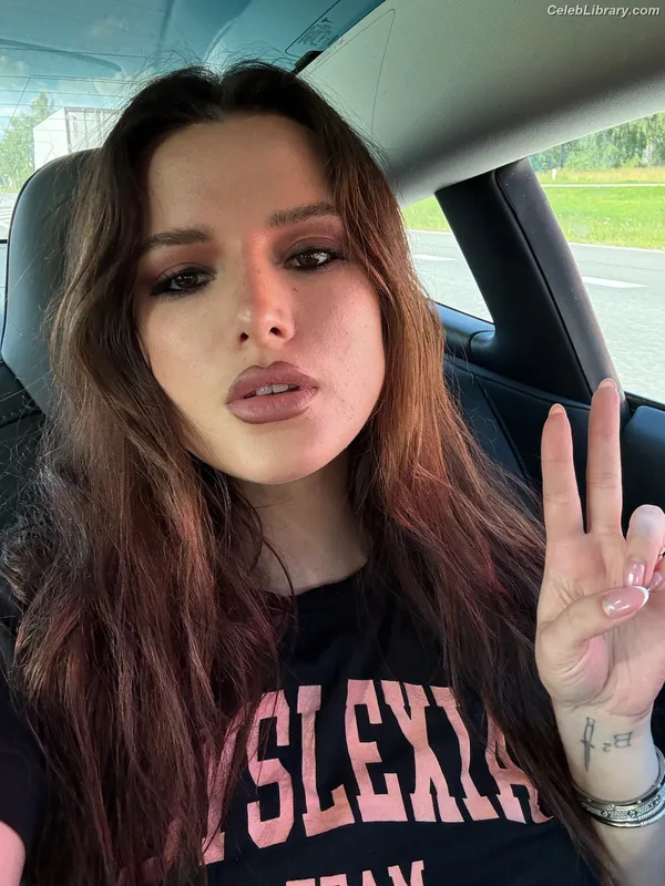 Bella Thorne photo 15 of 3680