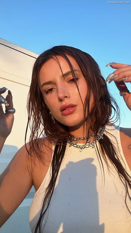Bella Thorne photo 19 of 3680