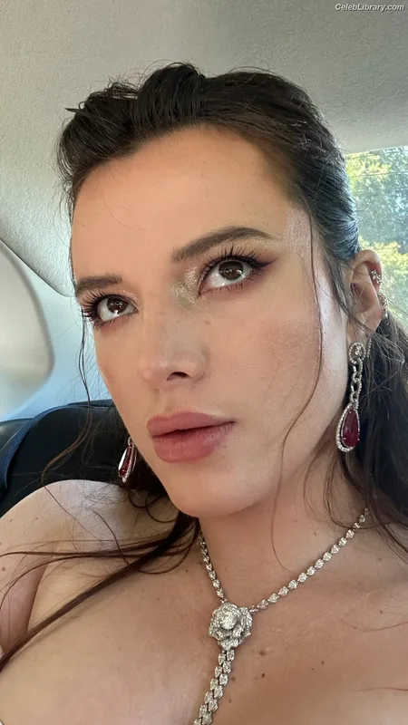 Bella Thorne photo 5 of 3680