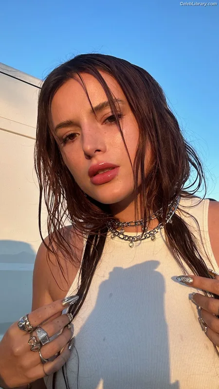 Bella Thorne photo 13 of 3680