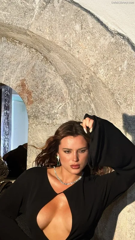 Bella Thorne photo 18 of 3680