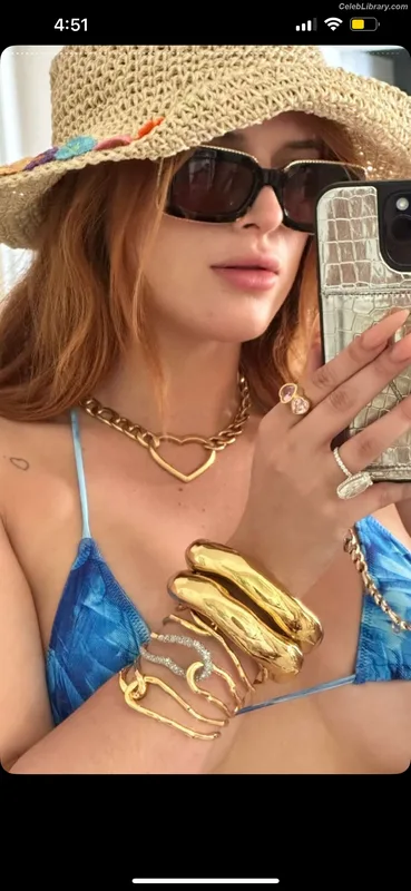 Bella Thorne photo 1 of 3680